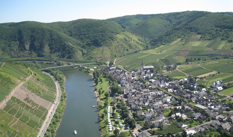 Een zicht van het mooie Moezeldal bij Bruttig-Fankel.